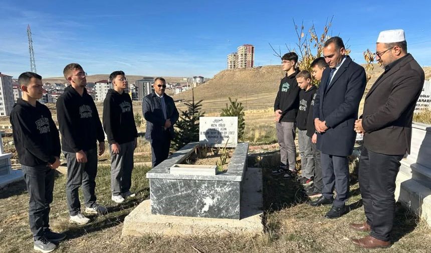 Bayburt’ta vefat eden öğretmenler mezarları başında anıldı
