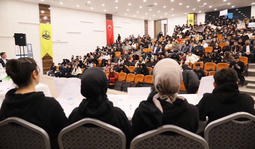 Bayburt'ta Gençler Münazarada Karşılaştı: "Eğitimde Teknoloji mi, Öğretmen mi?"