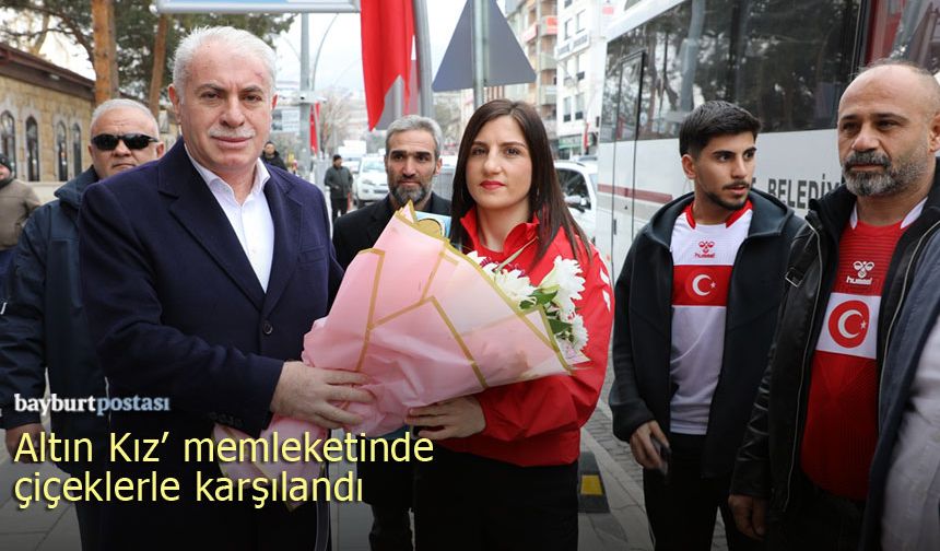 Bayburt’un Gururu Elif Nur Turhan, çiçeklerle karşılandı