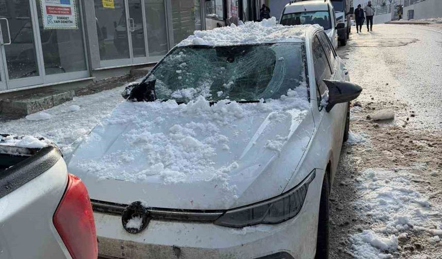 Bayburt’ta çatıdan düşen kar araçları ezdi!