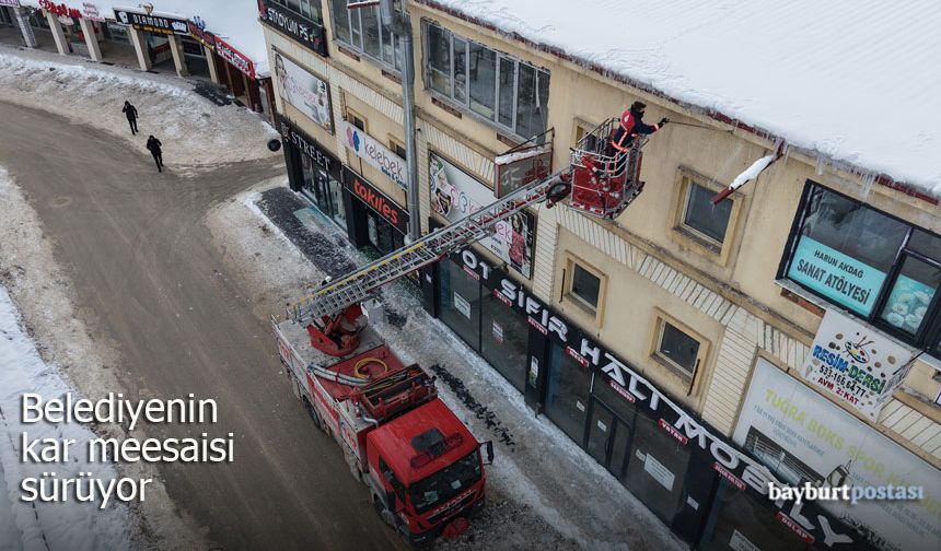 Bayburt'ta Caddeler ve Kaldırımlar Kardan Arındırılıyor