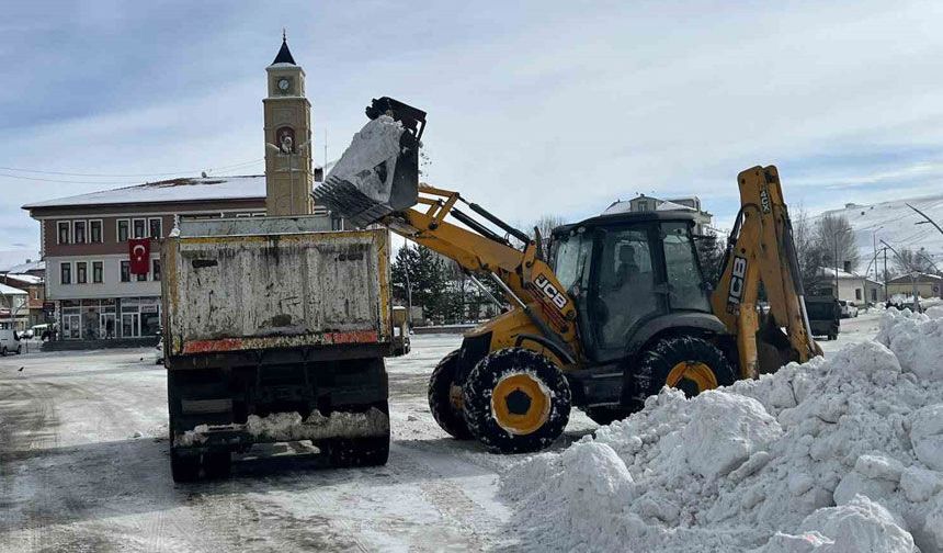Bayburt’un ilçe ve beldelerinde kar mesaisi