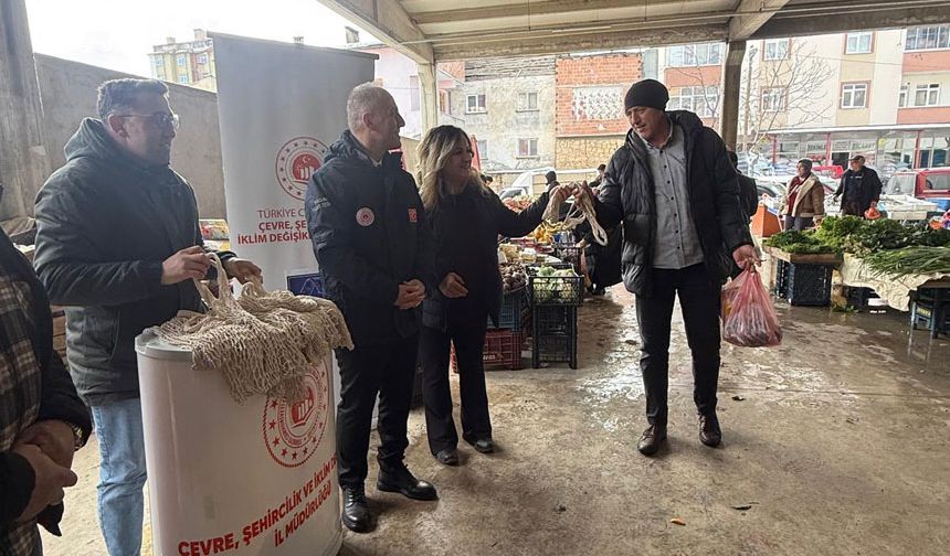Bayburt Pazarında Sıfır Atık Seferberliği: Vatandaşlara Pazar Filesi Dağıtıldı