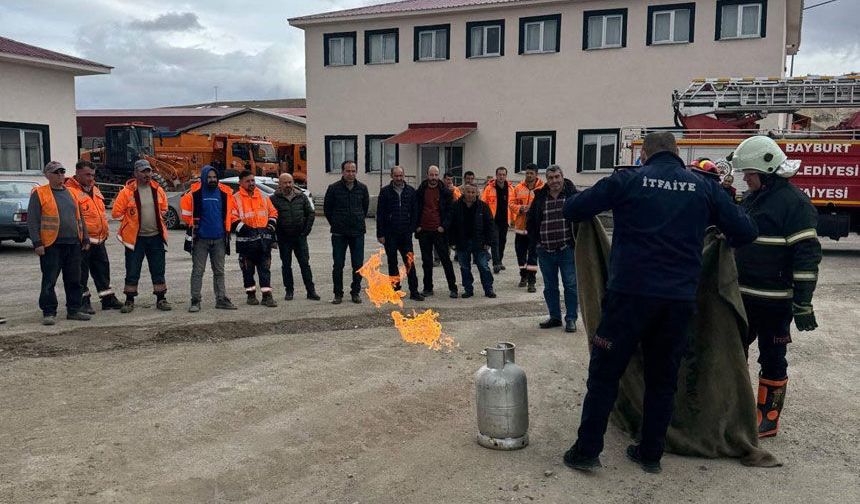 Bayburt’ta Karayolları personeli yangın eğitiminden geçti