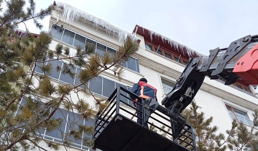 Bayburt Belediyesi buz sarkıtlarını temizledi