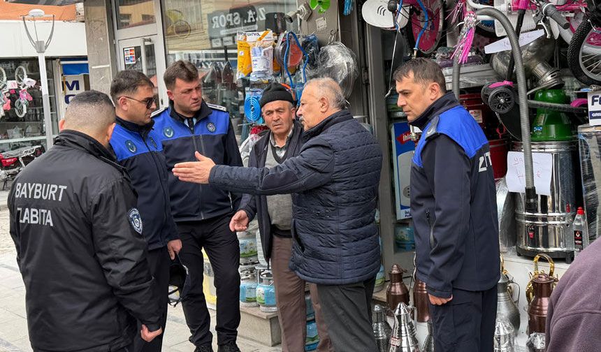 Bayburt'ta Zabıta Ekiplerinden Kaldırım İşgallerine Denetim