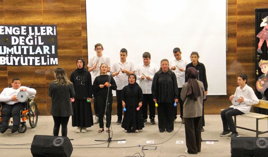 Bayburt’ta Özel Öğrencilerden Unutulmaz Sahne Performansı