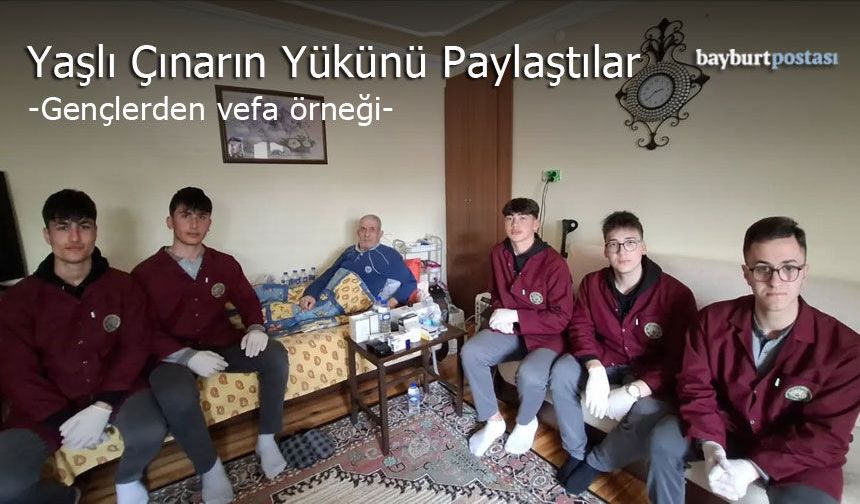 Bayburtlu Gençlerden Vefa Örneği: Yaşlı Çınarın Yükünü Paylaştılar
