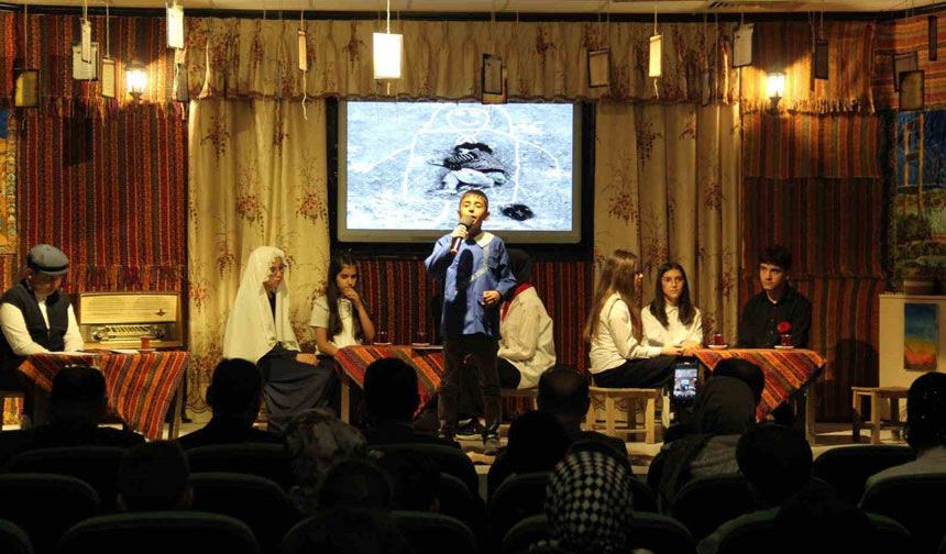 Bayburt Şehitler Ortaokulundan şiir programı ve karma resim sergisi