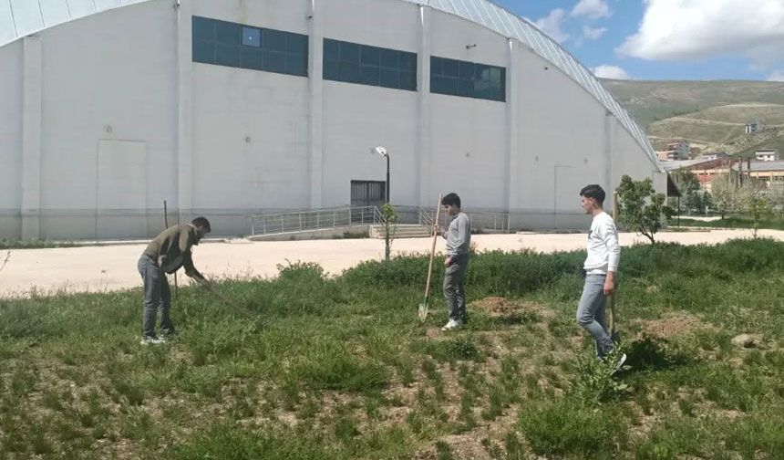 Bayburt’ta öğrenciler ‘Yeşil Vatan’ için fidan dikti