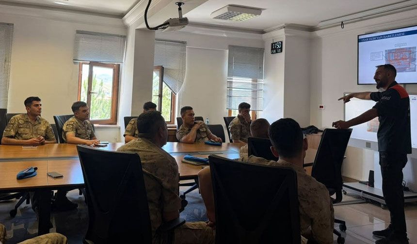 Bayburt’ta Jandarmaya enkazda arama kurtarma eğitimi