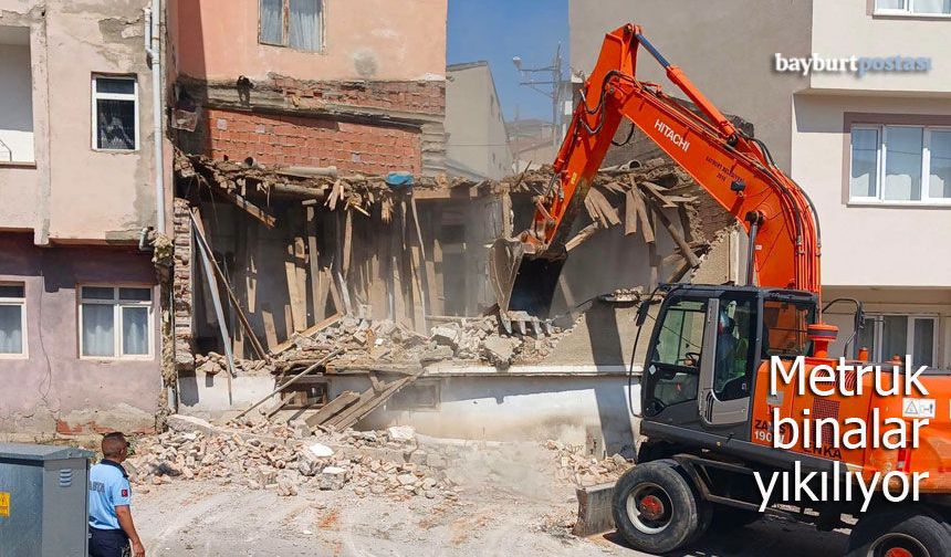 Bayburt'taki metruk binalar yıkılıyor