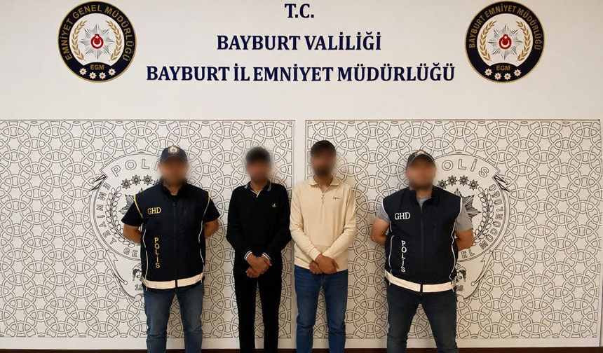 Bayburt'ta sahte belgeyle yakalanan 2 düzensiz göçmen sınır dışı edilecek