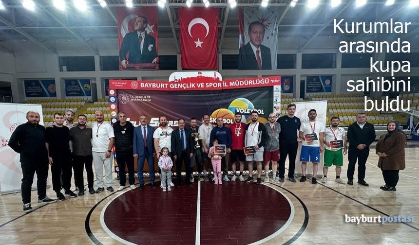 Bayburt’ta kurumlar yarıştı, kupa sahibini buldu